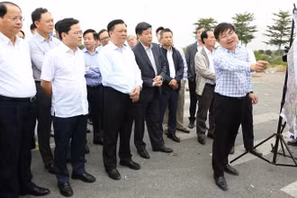 Đồng chí Đinh Tiến Dũng khảo sát thực địa và nghe báo cáo tiến độ triển khai dự án đường Vành đai 4-Vùng Thủ đô đoạn qua tỉnh Bắc Ninh.