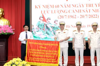 Chủ tịch Ủy ban nhân dân tỉnh Hà Nam Trương Quốc Huy tặng bức trướng cho lực lượng Cảnh sát nhân dân Hà Nam.