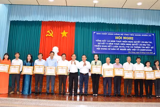 Tặng Bằng khen của Ban Chấp hành Đảng bộ tỉnh Tiền Giang khóa XI cho các tập thể có thành tích nổi bật.