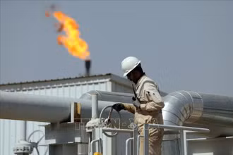 Nhân viên làm việc tại cơ sở khai thác dầu ở Wasit, Iraq. (Ảnh: THX/TTXVN)