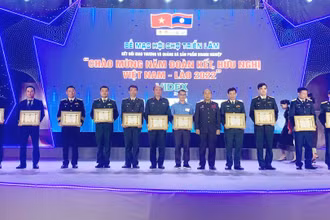 Trao tặng khen thưởng tại lễ bế mạc.