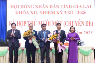 Ông Nguyễn Hữu Quế (thứ hai từ phải sang) và ông Dương Mah Tiệp (thứ ba từ trái sang) trúng cử chức danh Phó Chủ tịch Ủy ban nhân dân tỉnh khóa 12 (nhiệm kỳ 2021-2026). 