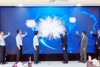 Các đại biểu thực hiện nghi thức khai trương Trung tâm IOC huyện Đạ Tẻh.