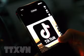 Biểu tượng TikTok trên màn hình điện thoại. (Ảnh: AFP/TTXVN)