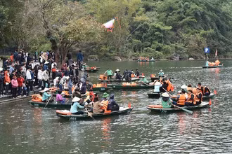 Du khách thăm quan Khu du lịch sinh sinh thái Tràng An những ngày đầu năm mới. (Ảnh: Đức Phương/TTXVN)