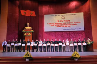 Tặng Bằng khen cho 20 đại biểu người có công đã có nhiều nỗ lực, khắc phục khó khăn, vươn lên trong cuộc sống.