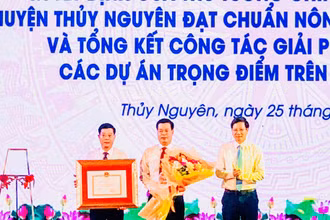 Lãnh đạo Ủy ban nhân dân thành phố Hải Phòng trao Quyết định của Thủ tướng Chính phủ công nhận huyện Thủy Nguyên đạt chuẩn nông thôn mới năm 2020.