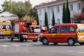Lính cứu hỏa được triển khai tại hiện trường vụ nổ nhà máy công nghiệp Manuco ở thành phố Bergerac, miền đông nam Pháp. (Ảnh: AFP/TTXVN)
