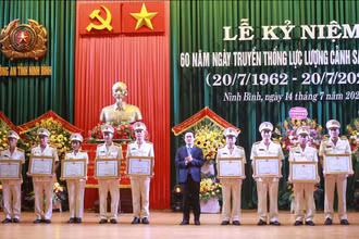 Lãnh đạo tỉnh Ninh Bình tặng hoa chúc mừng Kỷ niệm 60 năm “Ngày truyền thống lực lượng Cảnh sát nhân dân, 20/7/1962-20/7/2022”.