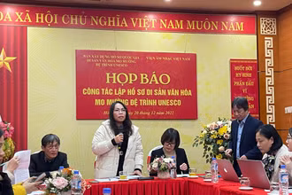 Bà Bùi Thị Niềm, Giám đốc Sở Văn hóa, Thể thao và Du lịch tỉnh Hòa Bình (giữa) phát biểu tại buổi họp báo.