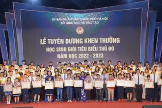 Các em học sinh giỏi tiêu biểu Thủ đô được tuyên dương khen thưởng năm học 2022-2023.