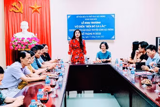 Quang cảnh khai trương vở diễn “Bến bờ xa lắc” sáng 17/8.