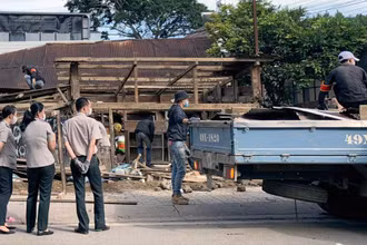 Hiện trường cưỡng chế giao tài sản cho người được thi hành án.