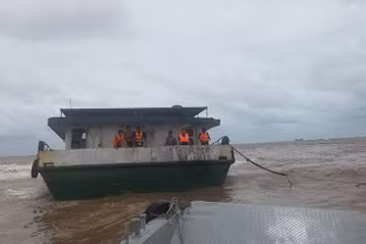 Tàu chở hơn 1.000 tấn dầu DO bị nước đánh tràn vào hầm tàu, có nguy cơ chìm đắm. (Ảnh: Bộ đội Biên phòng tỉnh Thái Bình cung cấp)
