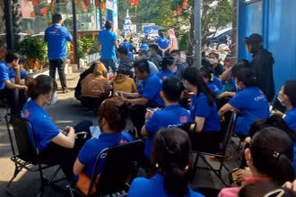 Nhiều nhân viên ngừng việc để phản đối cách điều hành quá khắt khe của Giám đốc Siêu thị Co.opmart Biên Hòa.
