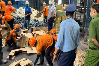 Lô hàng vi phạm được tiêu hủy tại nhà máy công ty xử lý môi trường.