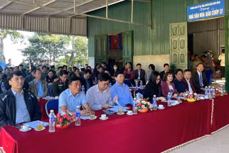 Đồng chí Mùa A Vảng chúc mừng nhân dân bản Chóp Ly trong Ngày hội Đại đoàn kết.