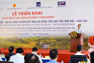 Thứ trưởng Giao thông vận tải Lê Đình Thọ phát biểu tại Lễ khởi công gói thầu XL-01 tuyến đường nối Lai Châu và huyện Văn Bàn (Lào Cai) với cao tốc Nội Bài-Lào Cai.