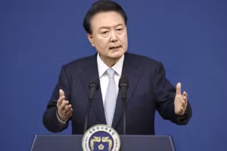 Tổng thống Hàn Quốc Yoon Suk Yeol trong một cuộc họp báo ở Seoul. (Ảnh: Kyodo/TTXVN)