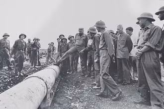 Dưới chân Chủ tịch Cuba Fidel Castro là nòng pháo 175 ly, vũ khí được mệnh danh là vua chiến trường của quân đội Mỹ bị hư hỏng tại đồi 241. (Ảnh tư liệu) 