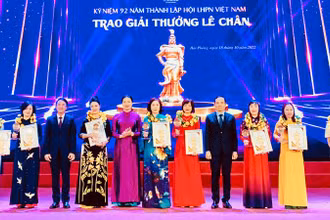 Chủ tịch Trung ương Hội Phụ nữ Việt Nam và Bí thư Thành ủy Hải Phòng trao giải thưởng Lê Chân tặng 8 phụ nữ tiêu biểu của thành phố Cảng.