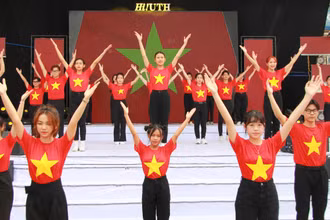 Hơn 5.000 sinh viên tham gia lễ chào cờ và nhảy flashmob.