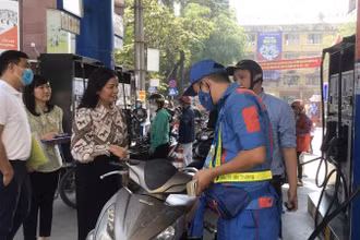 Lãnh đạo Sở Công thương Hà Nội đi kiểm tra tình hình kinh doanh xăng dầu trên địa bàn thành phố sáng 3/11.