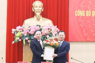 Thừa ủy quyền của Thủ tướng Chính phủ, Bí thư Tỉnh ủy Quảng Ninh trao Quyết định giao quyền chủ tịch Ủy ban nhân dân tỉnh Quảng Ninh cho đồng chí Cao Tường Huy.