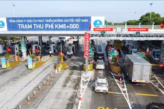 Các phương tiện đã dán thẻ VETC lưu thông qua làn thu phí tự động ETC tại trạm thu phí BOT Nội Bài-Lào Cai. (Ảnh: TTXVN)