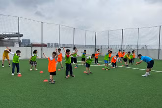 Giờ học bóng đá của học sinh Trường tiểu học Chu Văn An (Tây Hồ, Hà Nội).