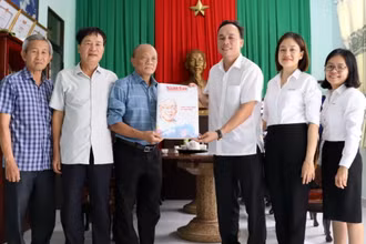 Đại diện Công ty trách nhiệm hữu hạn một thành viên điện lực Đồng Nai và Văn phòng đại diện Báo Nhân Dân tại Đồng Nai trao Báo Nhân Dân Xuân Quý Mão cho Hội Cựu chiến binh tỉnh Đồng Nai.