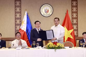 Chủ tịch Hạ viện Martin Romualdez trao Nghị quyết số 571 về tăng cường hợp tác giữa Philippines và Việt Nam với việc thành lập Nhóm Nghị sĩ hữu nghị. Philippines-Việt Nam cho Chủ tịch Quốc hội Vương Đình Huệ (năm 2022). (Ảnh tư liệu: TTXVN)