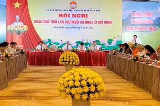 Quang cảnh Hội nghị lần thứ 13, đoàn Chủ tịch Ủy ban Trung ương Mặt trận Tổ quốc Việt Nam.