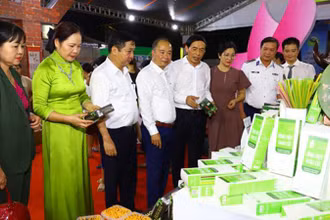 Các đại biểu tham quan các gian hàng tại hội chợ.