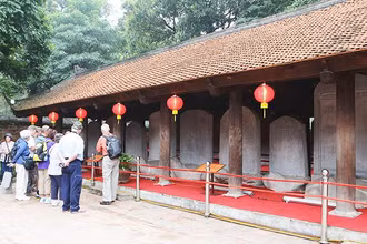 Bia tiến sĩ ở Văn Miếu (Hà Nội) là Di sản tư liệu thế giới từ năm 2010. Tuy nhiên loại hình di sản này chưa có trong Luật Di sản văn hóa hiện hành.