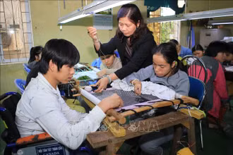 Học viên khuyết tật học nghề thêu tại Trung tâm Dạy nghề và đào tạo việc làm cho người khuyết tật tỉnh Thừa Thiên Huế (Ảnh minh hoạ: Hồ Cầu/TTXVN)
