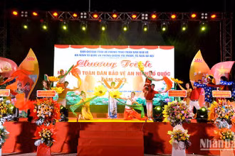 Biểu diễn văn nghệ trong Chương trình “Ngày hội Toàn dân bảo vệ an ninh Tổ quốc” xã Hàm Liêm, huyện Hàm Thuận Bắc, tỉnh Bình Thuận. (Ảnh: Đình Châu)