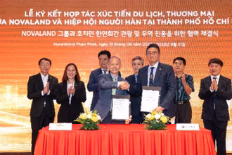 Đại diện Tập đoàn Novaland (bên trái) và Hiệp hội người Hàn Quốc tại Thành phố Hồ Chí Minh ký kết Biên bản ghi nhớ về hợp tác và xúc tiến du lịch, thương mại.