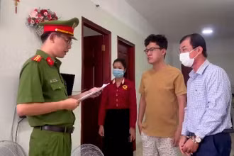 Cơ quan cảnh sát điều tra, Công an thành phố Phan Thiết đọc Quyết định bắt tạm giam bị can Phạm Văn Linh (ngoài cùng bên phải) tại nhà riêng ở phường Hòa Thạnh, Quận Tân Phú, Thành phố Hồ Chí Minh (Ảnh: Công an cung cấp)