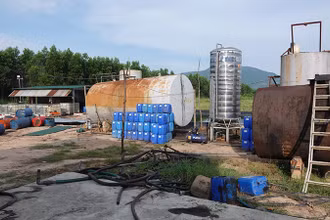 Cơ sở tái chế dầu diesel từ nhớt thải nằm sâu trong khu vực hẻo lánh trong Lâm trường ở thôn Lập Đức, xã Tân Lập, huyện Hàm Thuận Nam, tỉnh Bình Thuận. (Ảnh: Công an Bình Thuận)