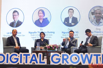 Các diễn giả tham gia Phiên thảo luận về chủ đề “Đổi mới mô hình kinh doanh báo chí trong bối cảnh chuyển đổi số”.