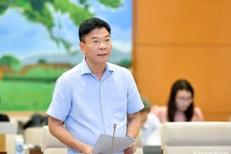 Bộ trưởng Tư pháp Lê Thành Long trình bày tờ trình về dự án Luật sửa đổi, bổ sung một số điều của Luật Đấu giá tài sản. (Ảnh: DUY LINH)