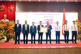 Thừa ủy quyền của Chủ tịch nước, Chủ tịch Ủy ban nhân dân thành phố Hà Nội trao Huân chương Lao động hạng Nhất cho báo Kinh tế & Đô thị.