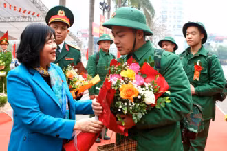 Bí thư Thành ủy Hà Nội Bùi Thị Minh Hoài chúc mừng, động viên các tân binh.