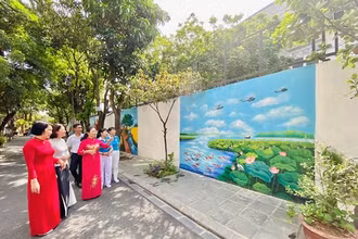 Những bức bích họa tại tổ dân phố số 7, phường Phúc Đồng giúp cho cảnh quan thêm sạch, đẹp hơn. (Ảnh: Thanh Thanh).