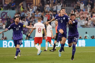 Lionel Messi và đồng đội ăn mừng bàn thắng thứ 2 trong trận đấu với Ba Lan. (Ảnh: Reuters)