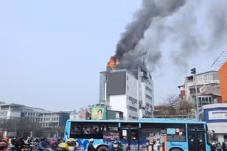 Cháy nhà cao tầng tại khu vực ngã bảy Ô Chợ Dừa, quận Đống Đa, thành phố Hà Nội.