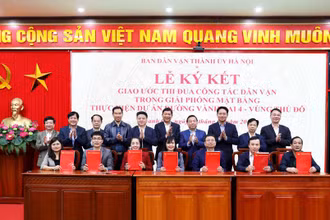 Các quận, huyện có đường Vành đai 4 đi qua ký giao ước thi đua bảo đảm đúng tiến độ giải phóng mặt bằng.