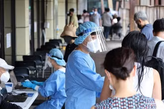 Xếp hàng chờ làm xét nghiệm Covid-19 tại một phòng khám sàng lọc ở Seoul, Hàn Quốc, ngày 7/7/2022. (Ảnh: Yonhap)