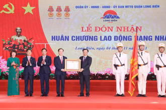 Bí thư Thành uỷ Hà Nội Đinh Tiến Dũng trao Huân chương Lao động hạng Nhất cho Đảng bộ, chính quyền và nhân dân quận Long Biên.